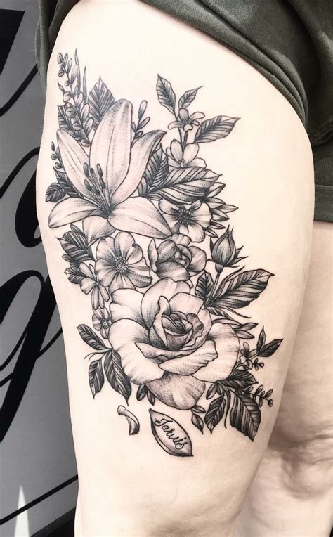 Tatuagens de flores na coxa